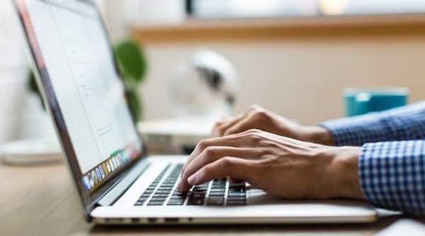 hombre-usando-portatil